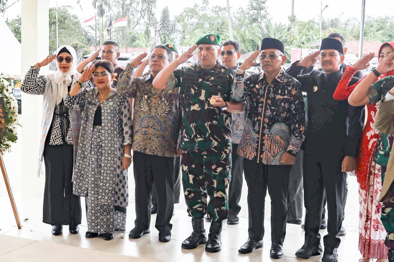 Wali Kota Wesly Didampingi Ny Liswati Hadiri Syukuran Penganugerahan Gelar Pahlawan Nasional kepada Tuan Rondahaim Saragih