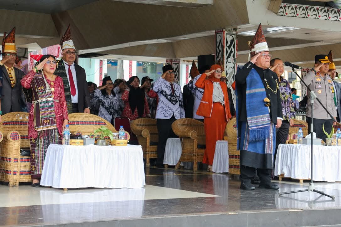 Wali Kota Wesly dan Ny Liswati Bersama Para Guru Peringati Hari Guru Nasional